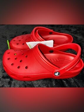 CROCS Women Classic Clog in Bright Red